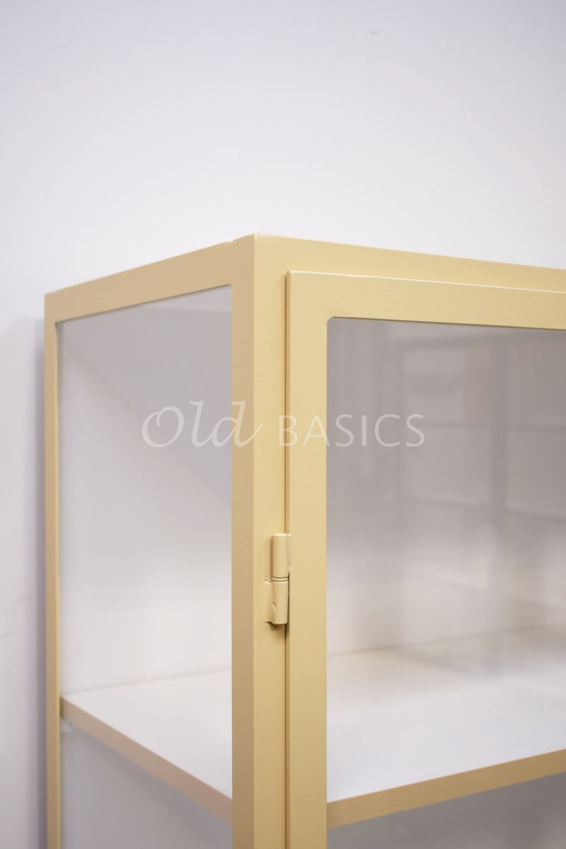 Detail van Apothekerskast Vitrine, 3 deuren, RAL1001, geel, crème, materiaal staal